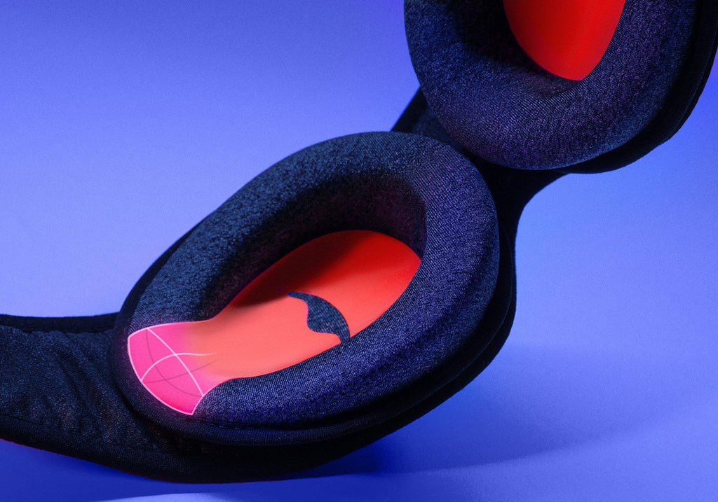 Close-up on the interior of an eye cup, with a pink highlighted overlay showing the tapered edge designed for side sleepers.